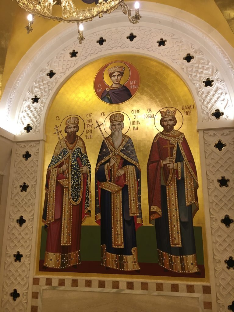Srpski pravoslavni sveci – među njima Stefan Nemanjić i njegov otac Stefan Nemanja, u kripti Hrama Svetog Save u Beogradu