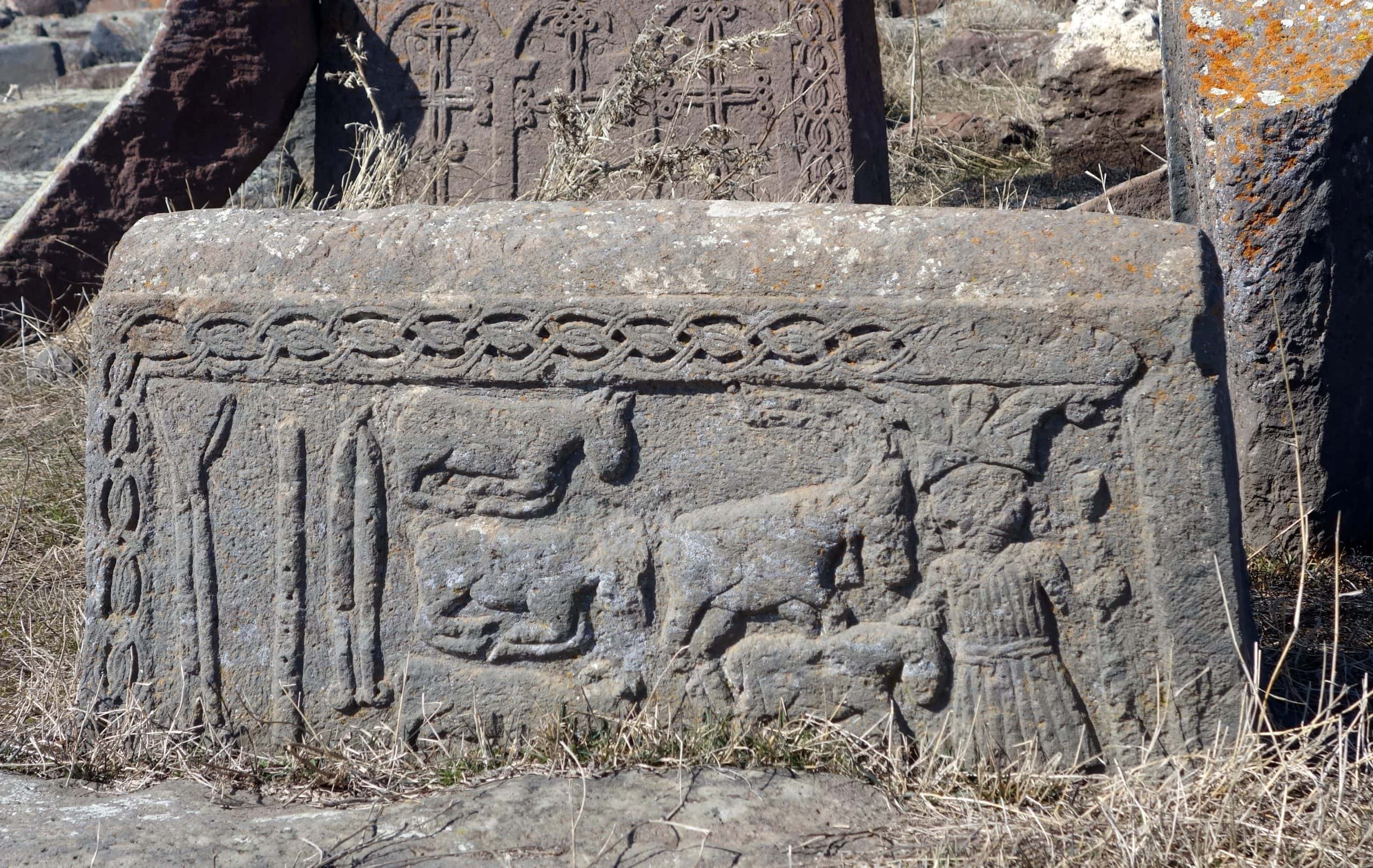Prikaz čovjeka i životinja na nadgrobnom spomeniku u Noratusu, Armenija