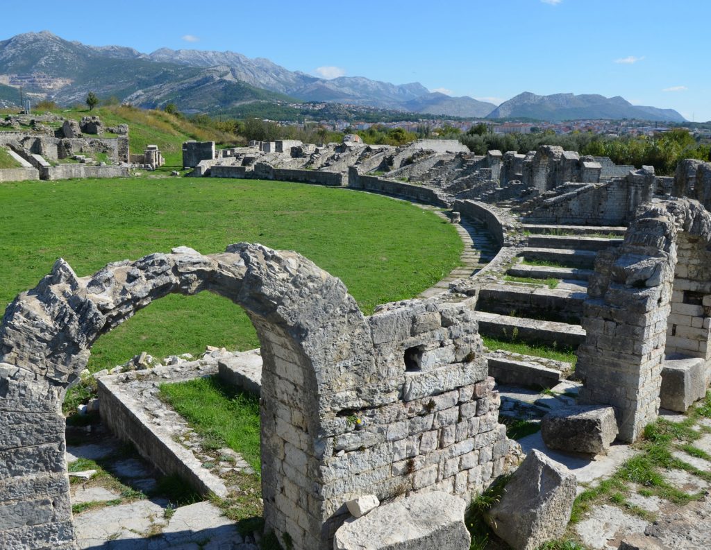 Salonin amfiteatar sa sjedećim mjestima za oko 17.000 gledatelja