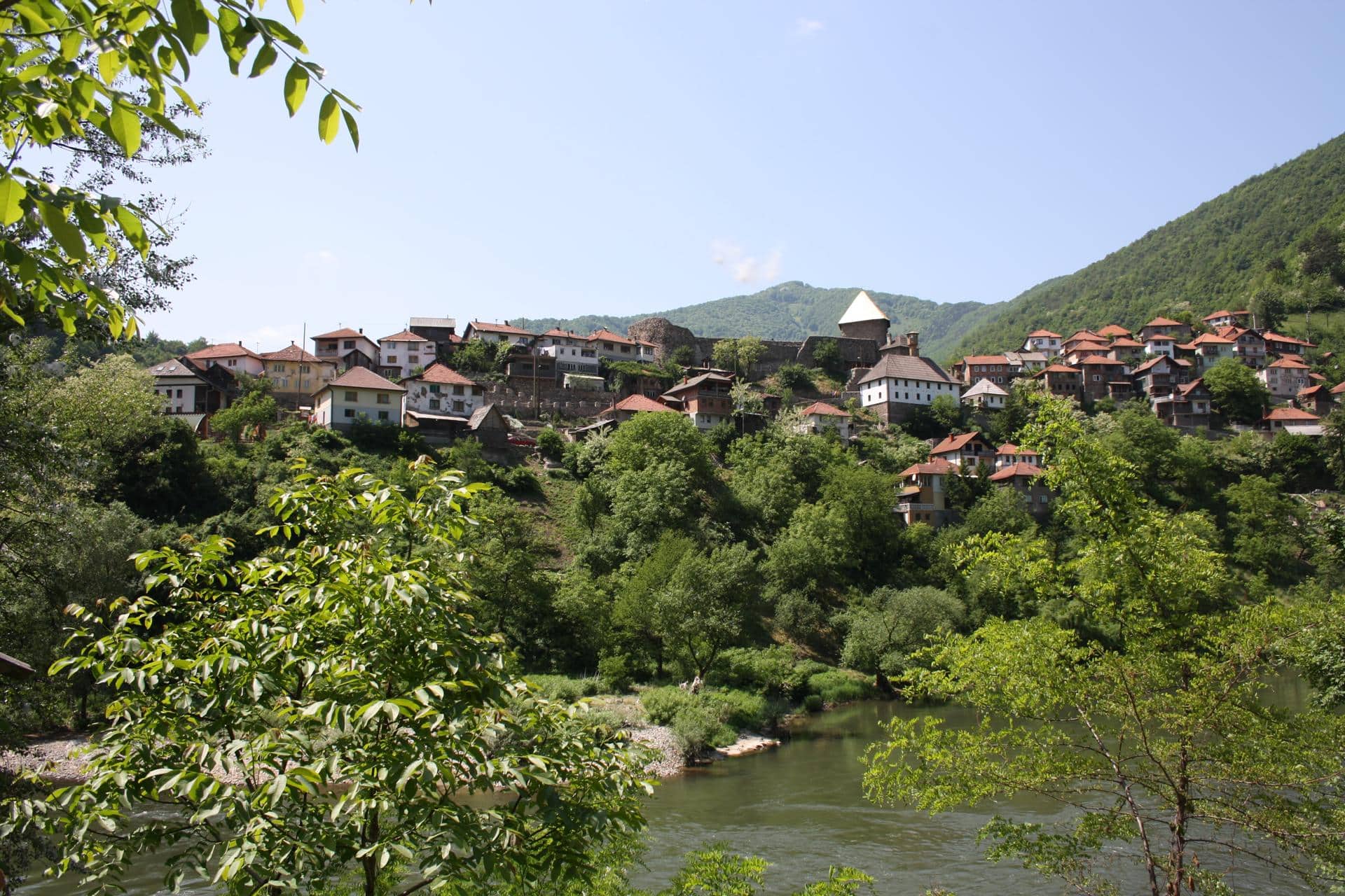 Srednjovjekovno selo Vranduk u blizini Zenice na obali rijeke Bosne, nedaleko od Bilinog polja