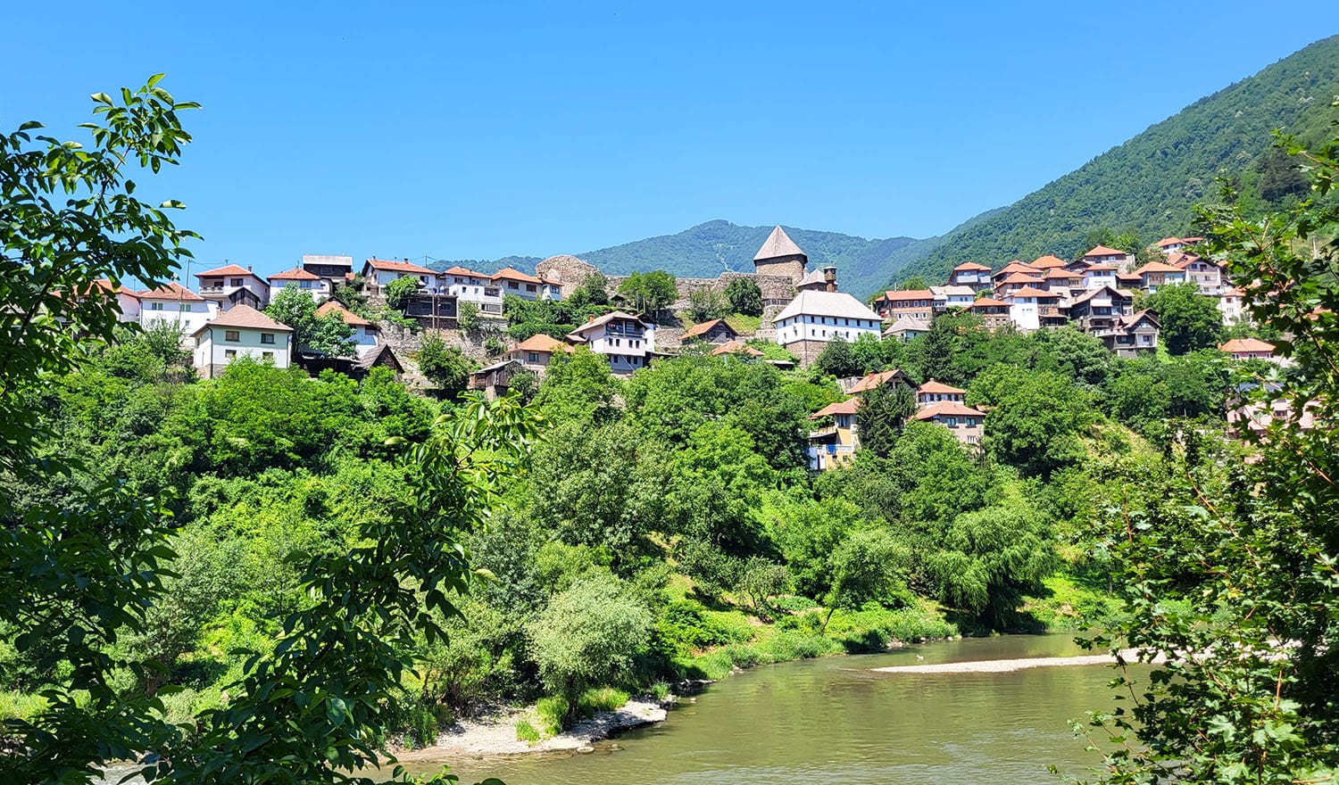 Pogled iz doline Bosne na Vranduk